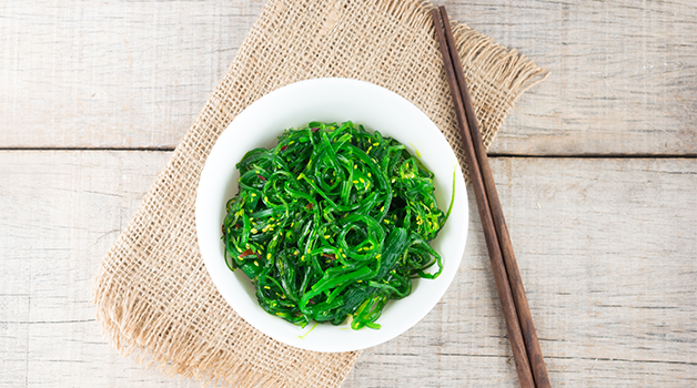 Assiette contenant des algues pour un nouveau mode de consommation alimentaire